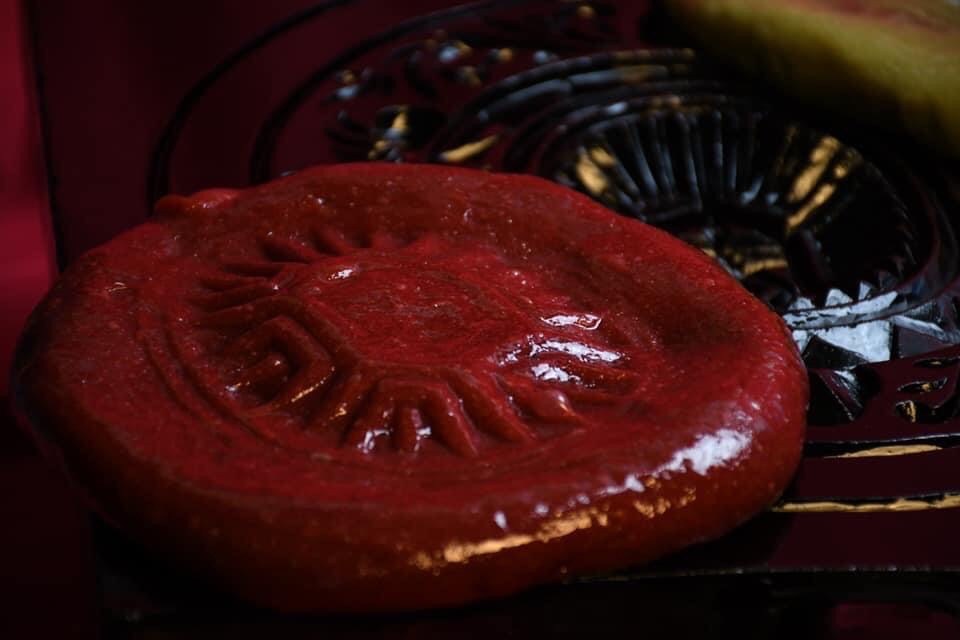剛出爐的紅龜粿特寫，粿面壓著傳統龜甲紋粿印